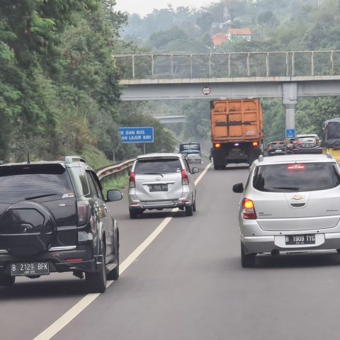 Mengapa bahu jalan kanan saat one way tidak boleh digunakan untuk menyalip? Simak alasan lengkap, risiko, dan aturan yang wajib dipatuhi pengendara.