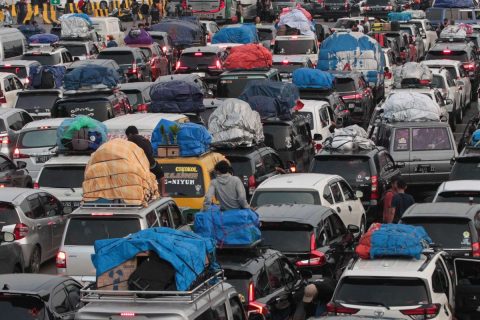 Simak berbagai masalah mobil yang sering terjadi saat mudik seperti overheating, ban bocor, hingga aki soak serta cara mengantisipasinya agar perjalanan tetap aman.