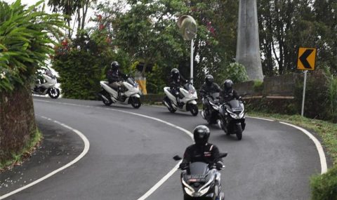 Menahan rem terus-menerus saat turunan berisiko overheat dan mengurangi performa pengereman. Simak tips aman menuruni turunan untuk mobil dan motor.