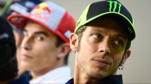 Valentino Rossi menegaskan tidak akan comeback ke MotoGP meski banyak penggemar memintanya kembali balapan setelah Marc Marquez menyamai rekor gelarnya.