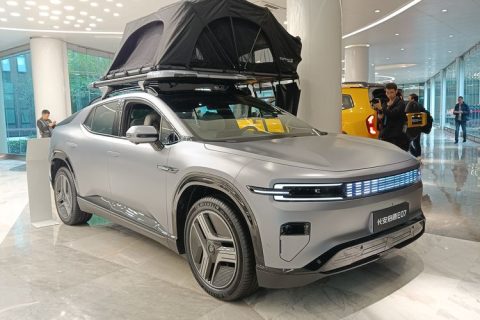 Changan Deepal E07 hadir sebagai SUV listrik yang bisa berubah jadi pickup. Inovasi unik ini siap mengubah tren kendaraan multifungsi di masa depan.