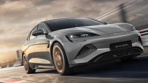 BYD meluncurkan sedan listrik mewah Seal 08 dengan klaim jarak tempuh hingga 1.000 km. Simak teknologi, desain, dan fitur yang membuatnya menarik di pasar mobil listrik.