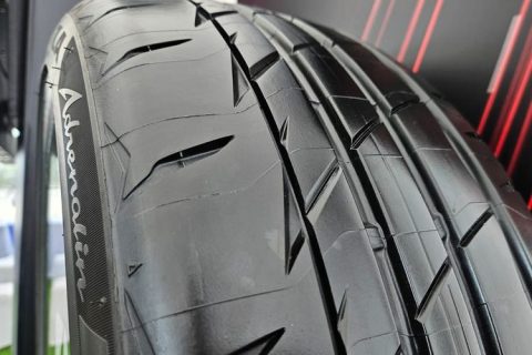 Bridgestone meluncurkan ban Potenza RE005 yang dirancang untuk mobil sport hingga kendaraan listrik. Simak teknologi, keunggulan, dan karakter ban performa tinggi ini.