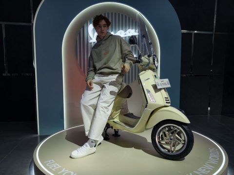 Vespa Primavera 2026 hadir dengan mesin lebih besar dan fitur keyless. Simak keunggulan, desain, dan alasan harga tetap kompetitif.