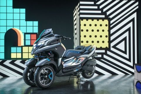 Yamaha menghadirkan skutik roda tiga yang disebut sebagai “XMAX roda tiga”. Motor ini menawarkan stabilitas lebih baik dengan teknologi Leaning Multi-Wheel.