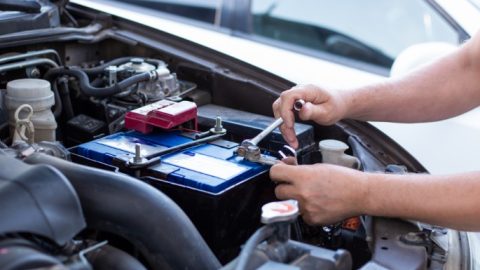 Aki mobil lemah bisa menyebabkan kendaraan mogok saat mudik. Kenali tanda-tandanya dan alasan mengapa aki perlu diganti sebelum perjalanan jauh.