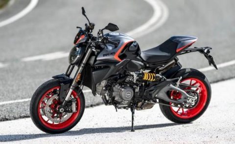 Ducati Monster tampil lebih garang dengan corak baru. Simak perubahan desain, karakter, dan daya tarik motor naked legendaris ini.