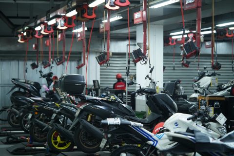 Tips perawatan motor sebelum libur Lebaran agar perjalanan mudik lebih aman. Mulai dari cek oli, ban, rem hingga sistem kelistrikan.
