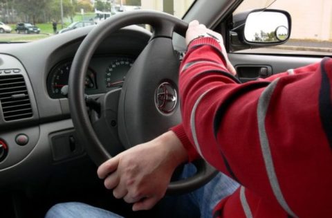 Setir mobil terasa berat meski power steering normal? Kenali penyebab umum dan cara mengatasinya agar berkendara tetap nyaman dan aman.