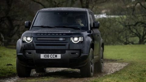 Land Rover bersiap meluncurkan Defender Sport bertenaga listrik. SUV legendaris ini diprediksi hadir dengan teknologi modern namun tetap mempertahankan kemampuan off-road khas Defender.