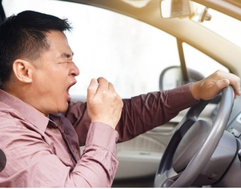 Tips mengusir ngantuk saat nyetir mudik menurut pakar safety driving. Ketahui cara aman berkendara jarak jauh agar perjalanan tetap fokus dan selamat.