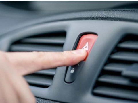 Sering salah pakai saat mudik? Ketahui fungsi asli lampu hazard, kesalahan penggunaan, dan tips aman agar tetap sesuai aturan lalu lintas.