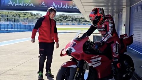 Francesco Bagnaia beri peringatan soal MotoGP Adelaide 2027: jangan seperti balapan di parkiran. Simak pandangan Pecco soal lintasan dan talenta muda Italia.