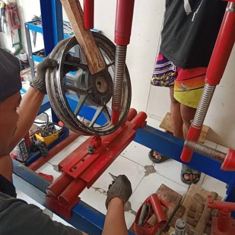 Pres pelek motor memang lebih murah, tapi ada risiko tersembunyi yang bisa mengancam keselamatan. Simak dampak dan kapan sebaiknya ganti pelek baru.