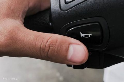 Sering terpancing emosi saat berkendara? Ketahui cara menggunakan klakson secara bijak agar tidak memicu konflik dan tetap menjaga keselamatan di jalan raya.