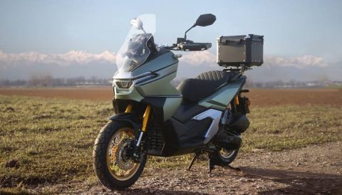 Honda meluncurkan skutik petualang HRD125 dengan desain tangguh dan mesin 125cc. Simak fitur, performa, dan peluang masuk Indonesia.