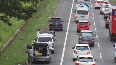 Berhenti di bahu jalan tol sangat berisiko. Ketahui bahaya, tips aman, dan cara evakuasi kendaraan jika terjadi masalah di jalan tol.