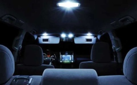 Ketahui alasan penting mematikan lampu kabin saat berkendara malam. Tingkatkan visibilitas, konsentrasi, dan keselamatan perjalanan Anda.