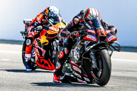 Lap terakhir GP Thailand 2026 memunculkan drama besar. Marco Bezzecchi dan Jorge Martin melakukan manuver potong tikungan untuk menyalip Bagnaia–Marquez, namun berakhir dengan penalti turun satu posisi.