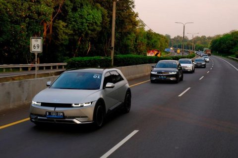 Mudik pakai mobil listrik? Waspadai potensi jarak tempuh yang lebih boros akibat beban berat, kemacetan, dan kecepatan tinggi. Simak penjelasan dan tipsnya di sini.