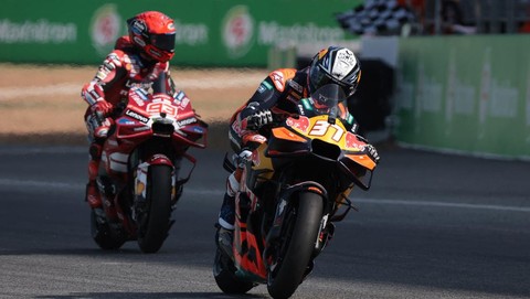 Pedro Acosta pecahkan FP1 MotoGP Brasil 2026 di Goiania, Marc Marquez tercecer ke posisi 4. Simak hasil lengkap FP1 dan prediksi balapan sengit di trek basah.