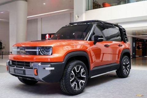 Geely dikabarkan menyiapkan SUV baru yang siap menantang Land Rover Defender di segmen off-road premium. Simak strategi dan potensi dampaknya bagi pasar global.
