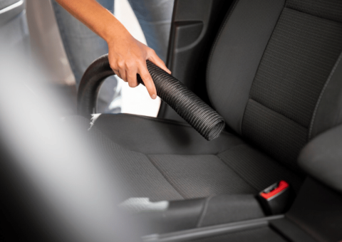Hindari kesalahan saat membersihkan interior mobil. Pelajari cara merawat dashboard, jok, dan karpet agar tetap bersih, nyaman, dan awet.