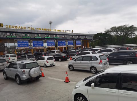 Hindari salah golongan kendaraan saat bayar tol dengan tips praktis: kenali golongan, gunakan kartu tol sendiri, dan perhatikan rambu di gerbang tol agar perjalanan aman dan lancar.