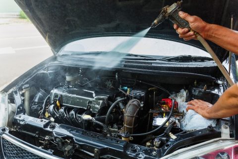 Pelajari cara aman mencuci mesin mobil setelah mudik. Tips dari menunggu mesin dingin hingga gunakan cairan pembersih khusus agar mesin tetap awet dan aman.