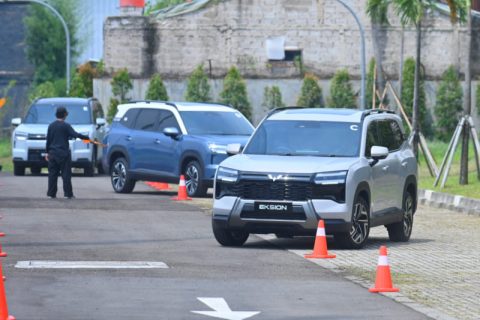 Wuling Eksion PHEV hadir dengan kombinasi tenaga hybrid dan fitur ADAS canggih. Simak spesifikasi, performa, dan keunggulannya di sini.
