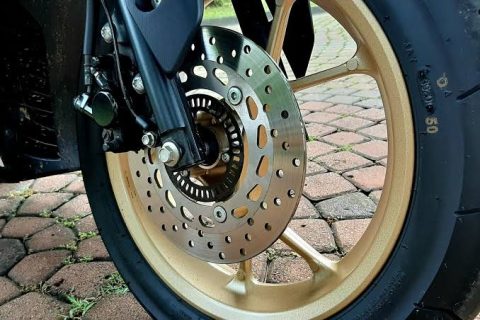 Kenali penyebab awal kerusakan rem ABS motor yang sering diabaikan dan cara mencegahnya agar tetap aman saat berkendara.