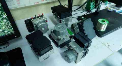 Waspadai tanda-tanda modul ABS motor bermasalah yang bisa memicu kebakaran. Kenali gejala awal dan cara mencegahnya sebelum terlambat.