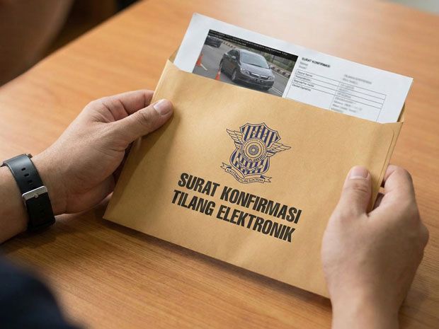 Jangan abaikan tilang ETLE karena STNK kendaraan bisa terblokir. Simak cara konfirmasi tilang ETLE secara online agar terhindar dari masalah administrasi kendaraan.