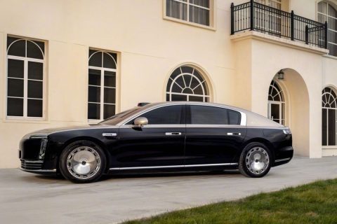 Maextro S800 resmi diluncurkan sebagai sedan ultra mewah asal China yang siap menantang Rolls-Royce. Mobil ini hadir dengan desain eksklusif, teknologi canggih, dan opsi berlapis emas.