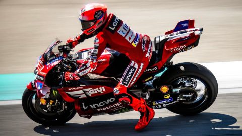 Marc Marquez resmi dinyatakan fit untuk melanjutkan MotoGP Italia 2026 usai menjalani pemeriksaan medis di Mugello. Rider Ducati siap bangkit setelah FP1 sulit.