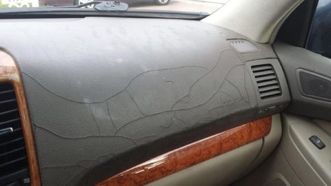 Dasbor mobil retak bisa diperbaiki dengan melapisi kulit sintetis. Solusi ini membuat interior terlihat baru kembali dengan biaya lebih terjangkau.