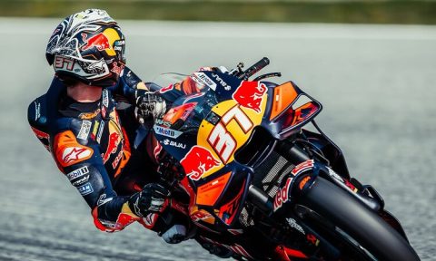 Pedro Acosta sukses merebut pole position MotoGP Catalunya 2026 setelah tampil dominan di sesi kualifikasi. Jorge Martin dan Marco Bezzecchi mengalami crash dramatis, sementara Francesco Bagnaia terpurosok ke posisi 13.
