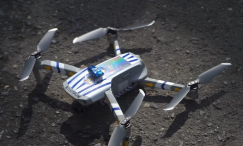 ETLE drone kini digunakan untuk memantau lalu lintas dari udara dan mendeteksi pelanggaran secara real-time. Simak cara kerja teknologi pengawasan canggih ini.