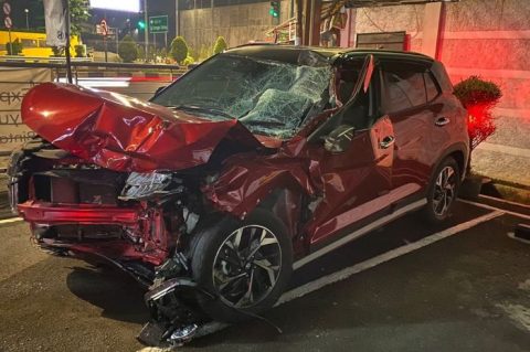 Bagian depan mobil dirancang hancur saat tabrakan bukan karena lemah, tetapi sebagai crumple zone untuk menyerap energi benturan dan melindungi penumpang di dalam kabin.