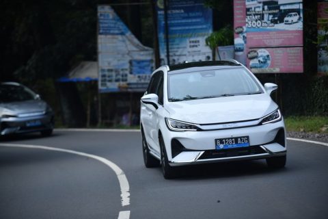 Tips aman dan efisien berkendara mobil listrik di jalur Puncak yang menantang, mulai dari manajemen baterai hingga teknik menghadapi tanjakan dan turunan.