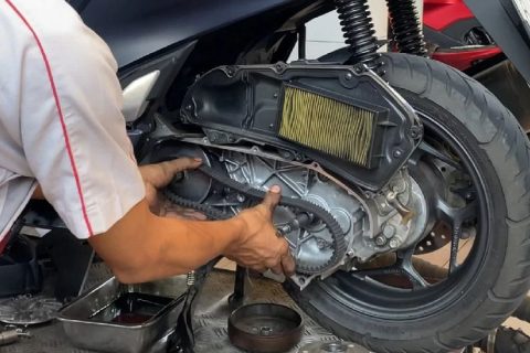 Kebiasaan menarik gas mendadak bisa membuat komponen CVT motor matik cepat aus. Simak penyebab, dampak, dan cara menjaga CVT tetap awet.
