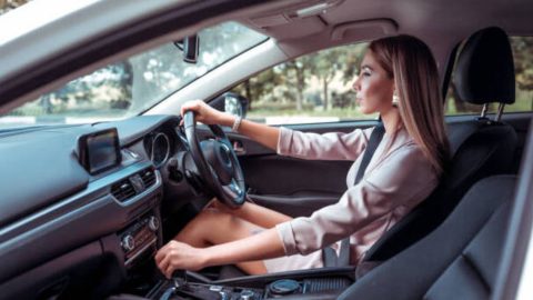 Jangan asal menyalip pakai mobil matik. Simak teknik aman mendahului kendaraan, cara memanfaatkan transmisi otomatis, dan tips berkendara minim risiko.