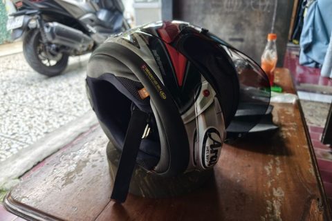 Salah kaprah menyimpan helm pakai silica gel ternyata bisa membuat EPS getas. Simak penjelasan dan cara penyimpanan helm yang benar agar tetap aman.