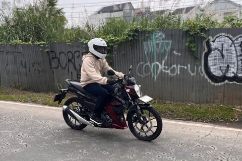 Suzuki Satria Pro menawarkan sensasi berkendara sporty dan agresif yang disebut jadi obat bosan pengguna motor matik. Simak keunggulan dan rasa berkendaranya.