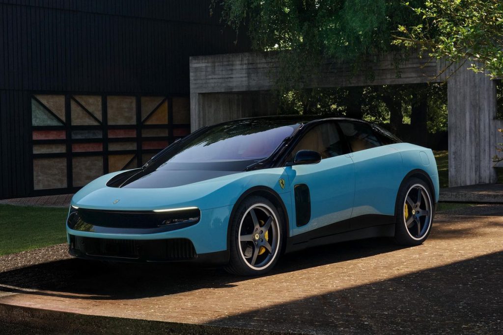 Saham Ferrari turun setelah peluncuran mobil listrik pertama mereka, Ferrari Luce. Investor khawatir elektrifikasi membuat Ferrari kehilangan identitas supercar legendarisnya.