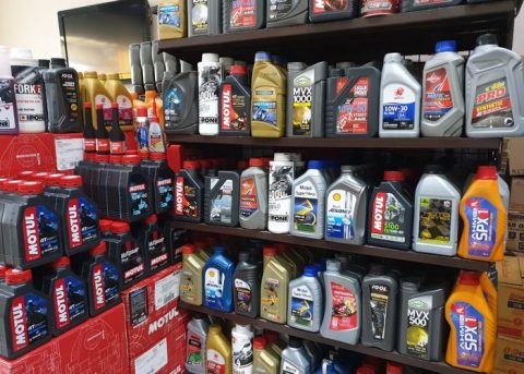 Harga oli naik hingga 20 persen membuat bengkel tertekan dan konsumen mulai merasakan dampaknya. Industri otomotif kini menghadapi tantangan baru dalam biaya perawatan kendaraan.