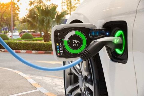Benarkah fast charging bisa merusak baterai mobil listrik? Simak penjelasan lengkap tentang dampaknya, cara kerja, dan tips penggunaan agar baterai EV tetap awet.