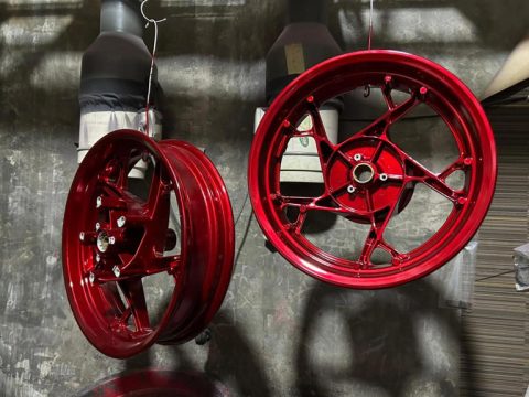 Kelebihan dan kekurangan powder coating untuk velg motor, mulai dari daya tahan, tampilan, hingga biaya dan proses pengerjaannya.
