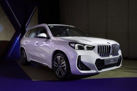 BMW Seri 1 dikabarkan akan berubah menjadi mobil listrik berpenggerak roda belakang. Hatchback premium ini disebut tetap mempertahankan karakter sporty khas BMW di era elektrifikasi.