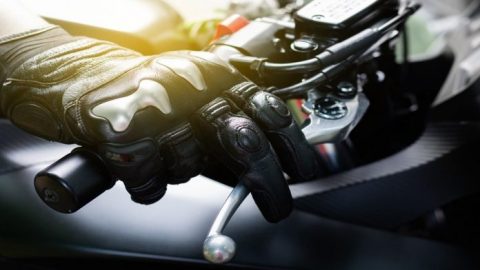Rem motor terasa berbeda setelah touring? Ketahui penyebabnya mulai dari panas berlebih hingga kampas aus dan cara mengatasinya dengan aman.